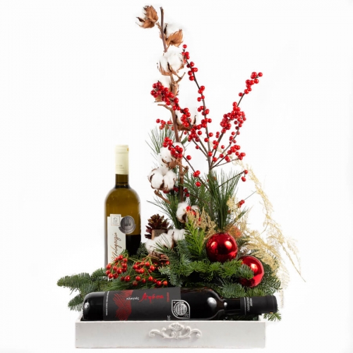 Christmas arrangement with two wines on a white plate